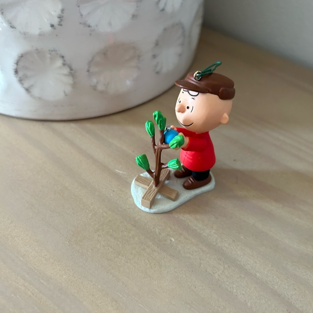 2013 Hallmark Keepsake Ornament A Very Special Tree Charlie Brown Christmas